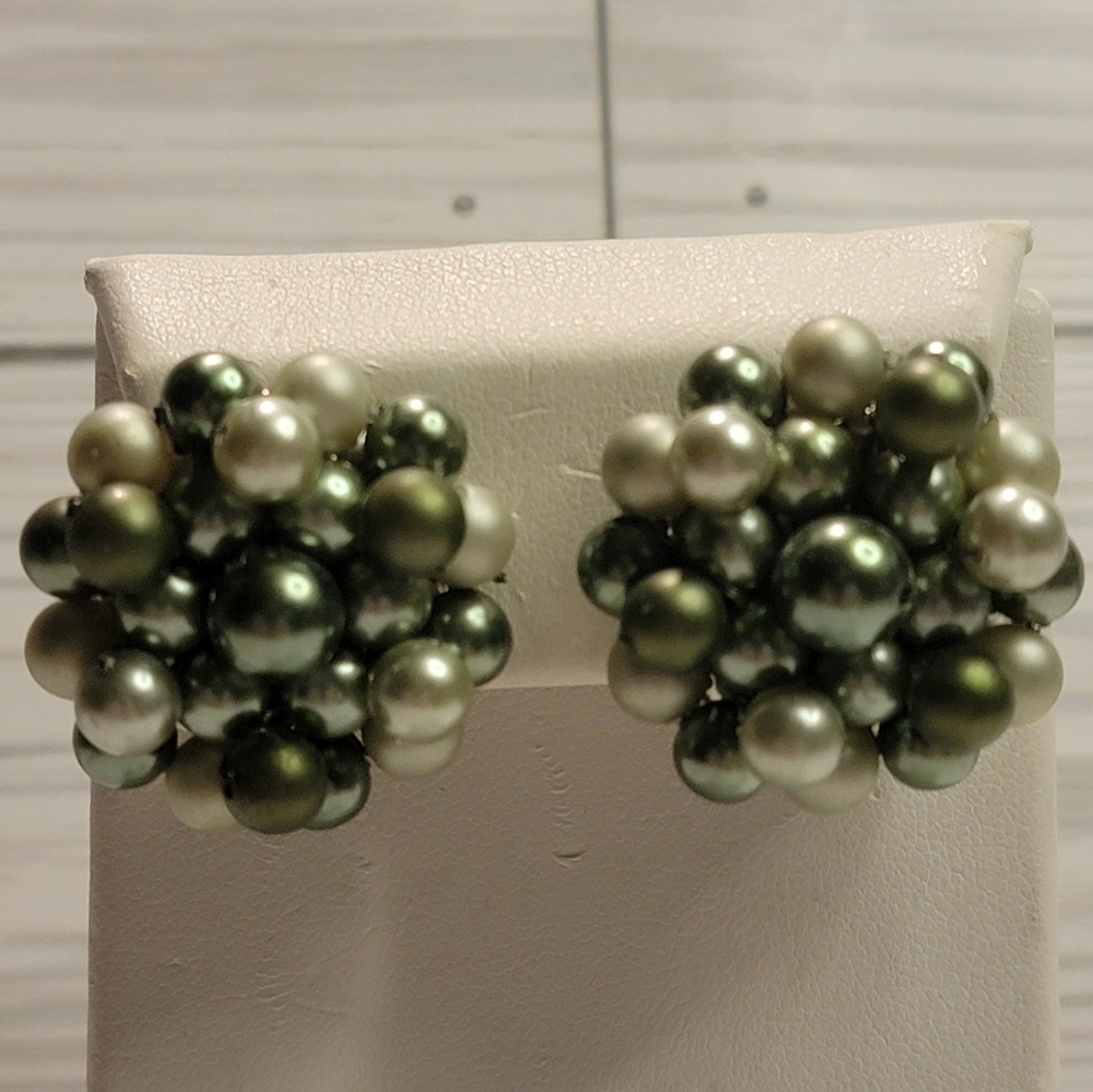 Vintage 1950s Japan Green Ivory Faux Pearl Cluster Clip On Earrings